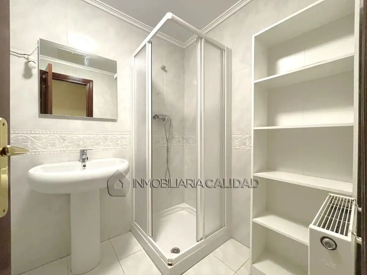 Bathroom of Flat for rent in Burgos  with Heating and Furnished