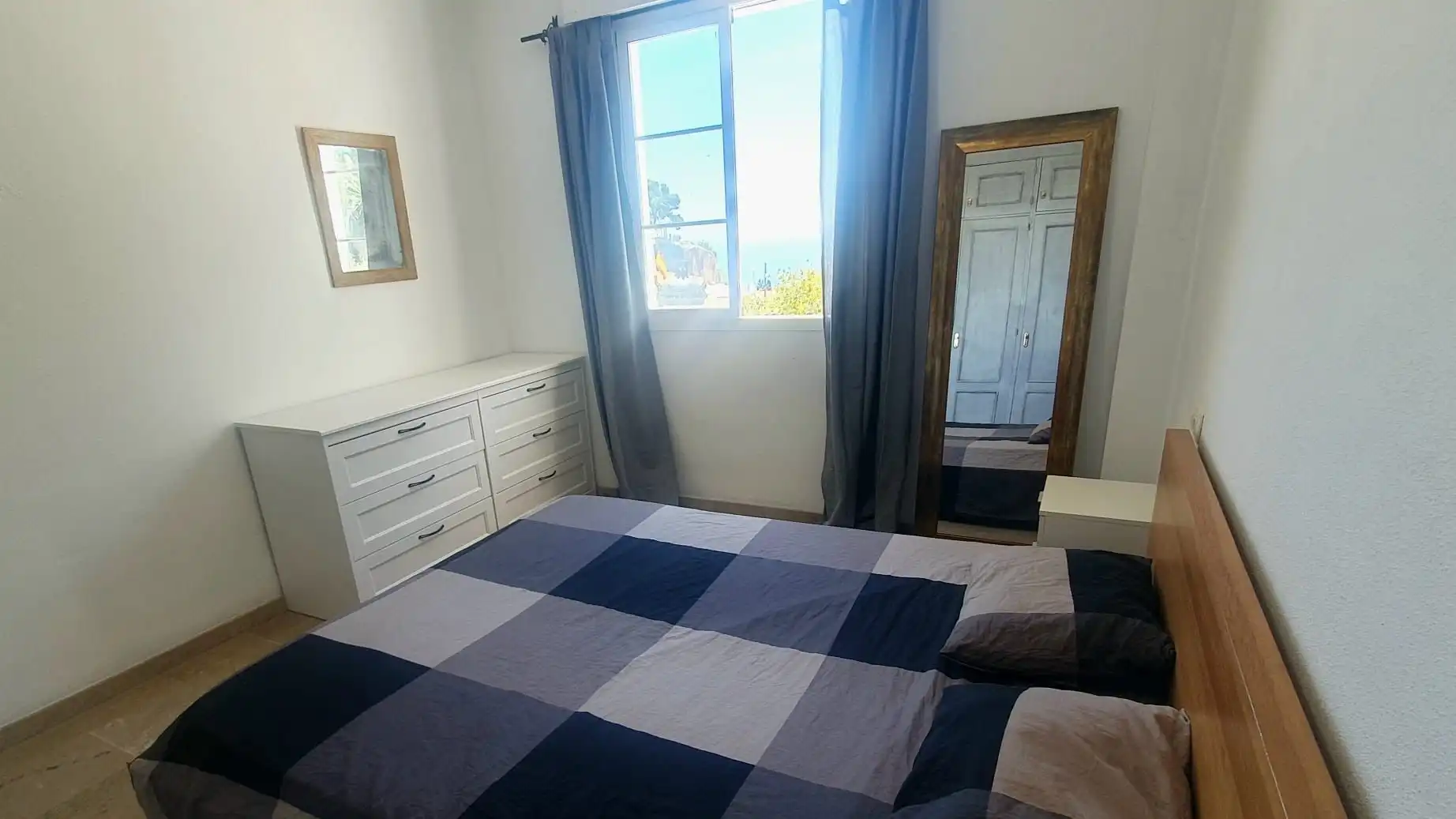 Dormitori de Apartament de lloguer en Benalmádena amb Terrassa, Moblat i Piscina comunitària