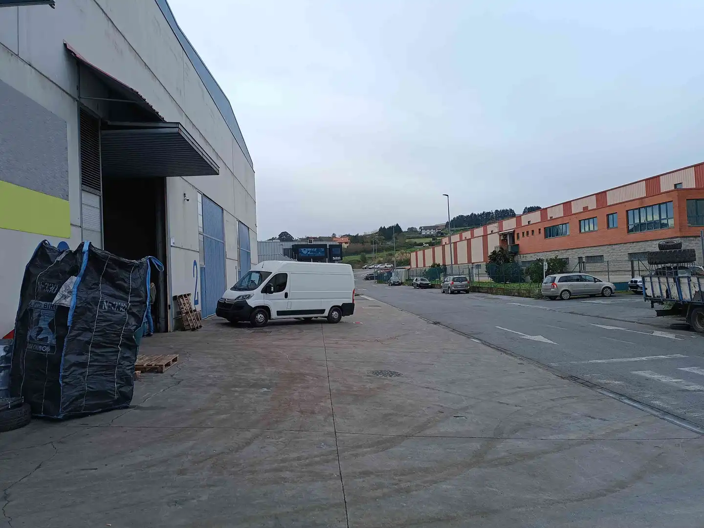 Parkplatz von Fabrikhallen zum Verkauf in Gatika