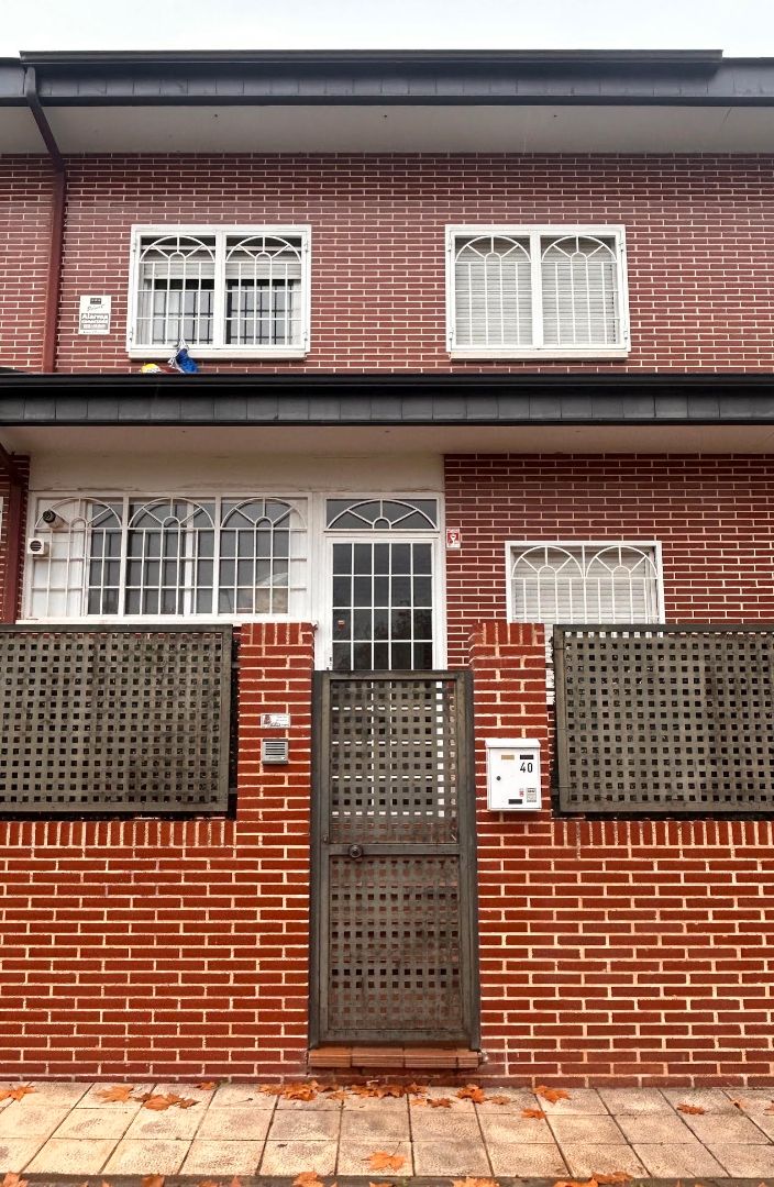 Vista exterior de Casa adosada en venda en Getafe amb Piscina