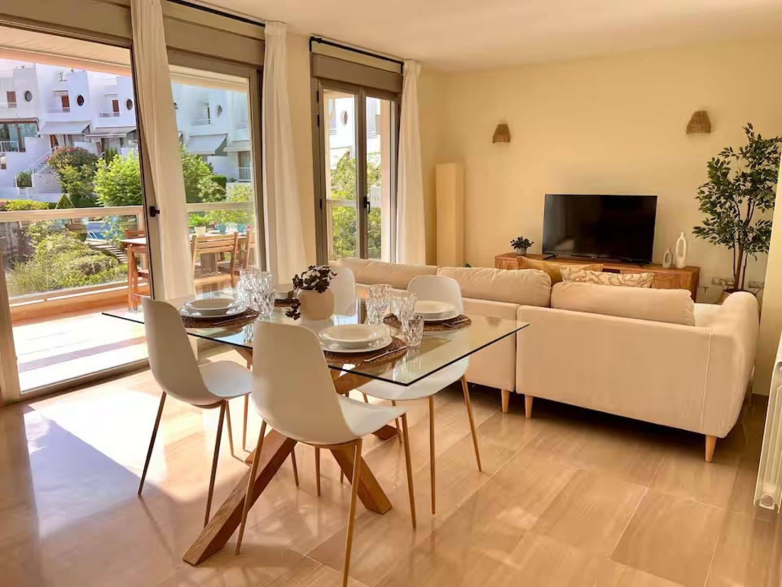 Dining room of Apartment to share in  Palma de Mallorca  with Air Conditioner and Terrace