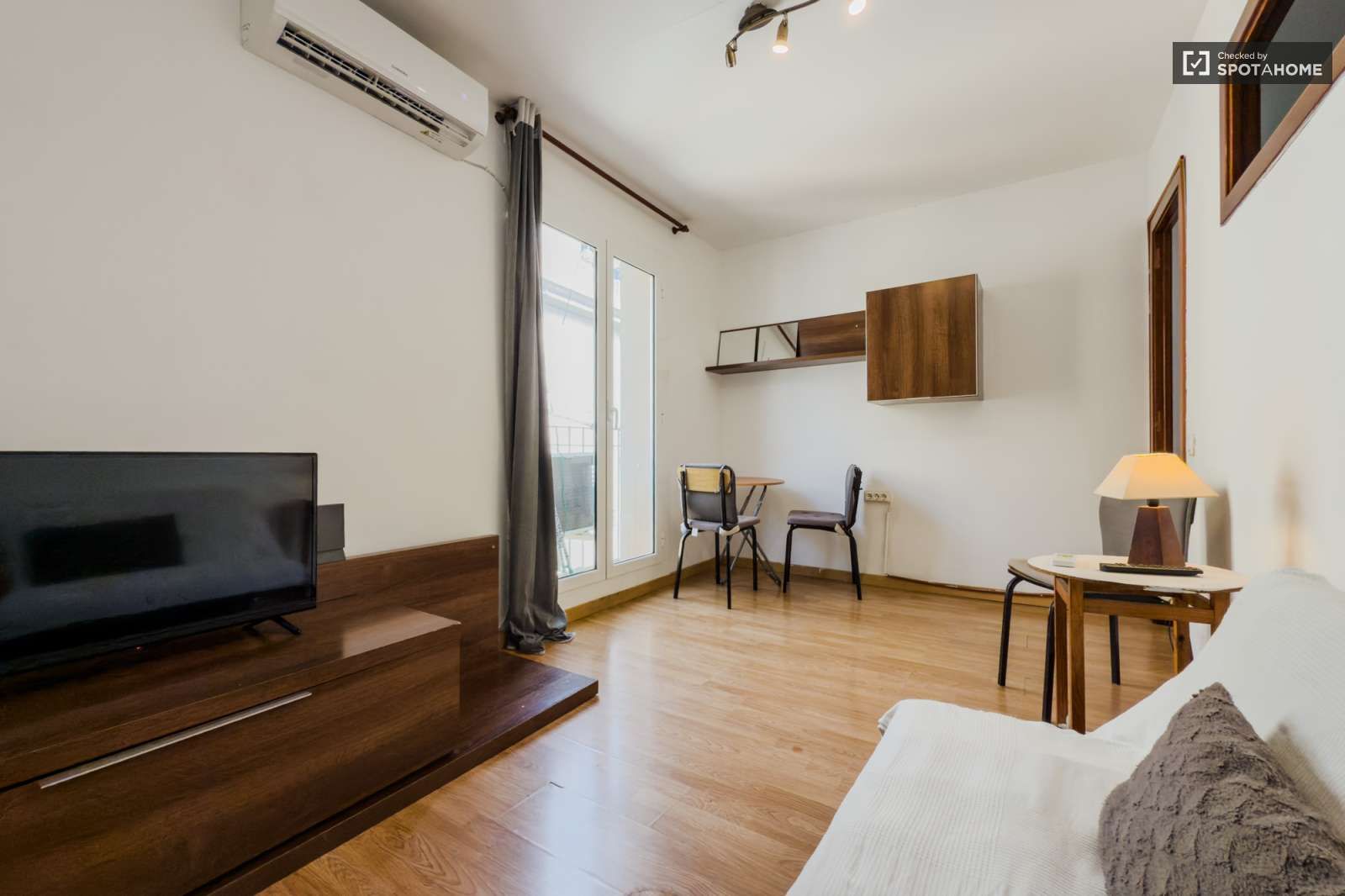 Bedroom of Study to share in  Barcelona Capital  with Air Conditioner, Heating and Terrace