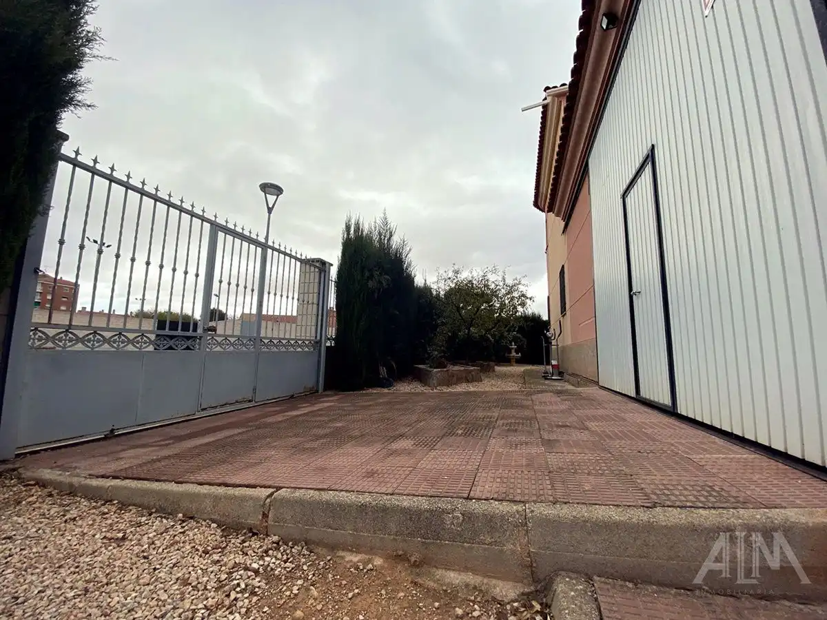 Vista exterior de Casa o xalet en venda en Manzanares amb Aire condicionat, Calefacció i Jardí privat