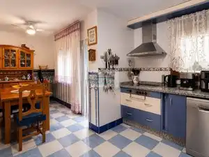 Cocina de Casa adosada en venta en Vegas del Genil con Aire acondicionado, Calefacción y Jardín privado