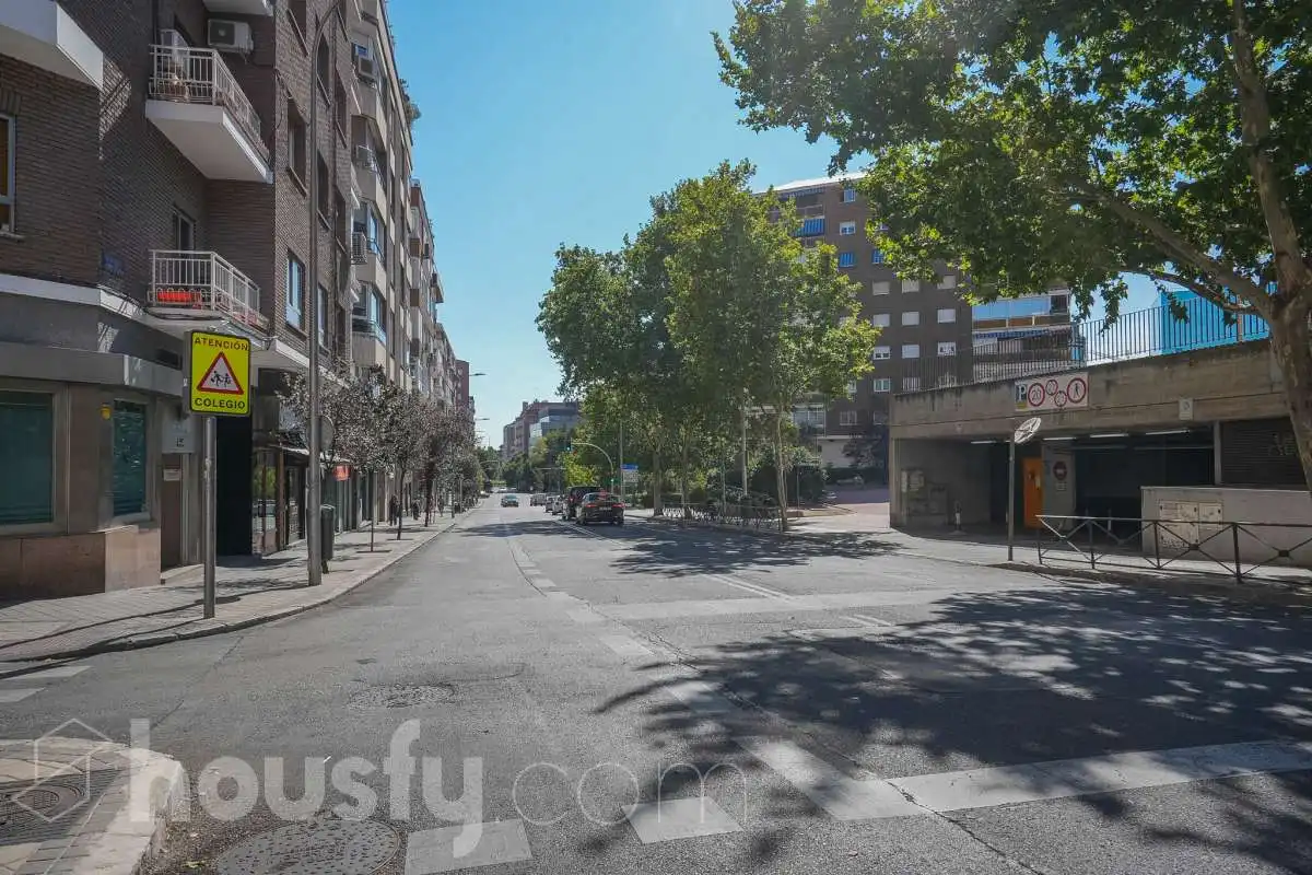 Vista exterior de Local en venda en Madrid