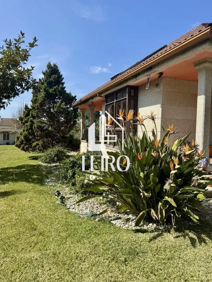 Vista exterior de Casa o xalet en venda en Vilagarcía de Arousa amb Calefacció, Jardí privat i Parquet