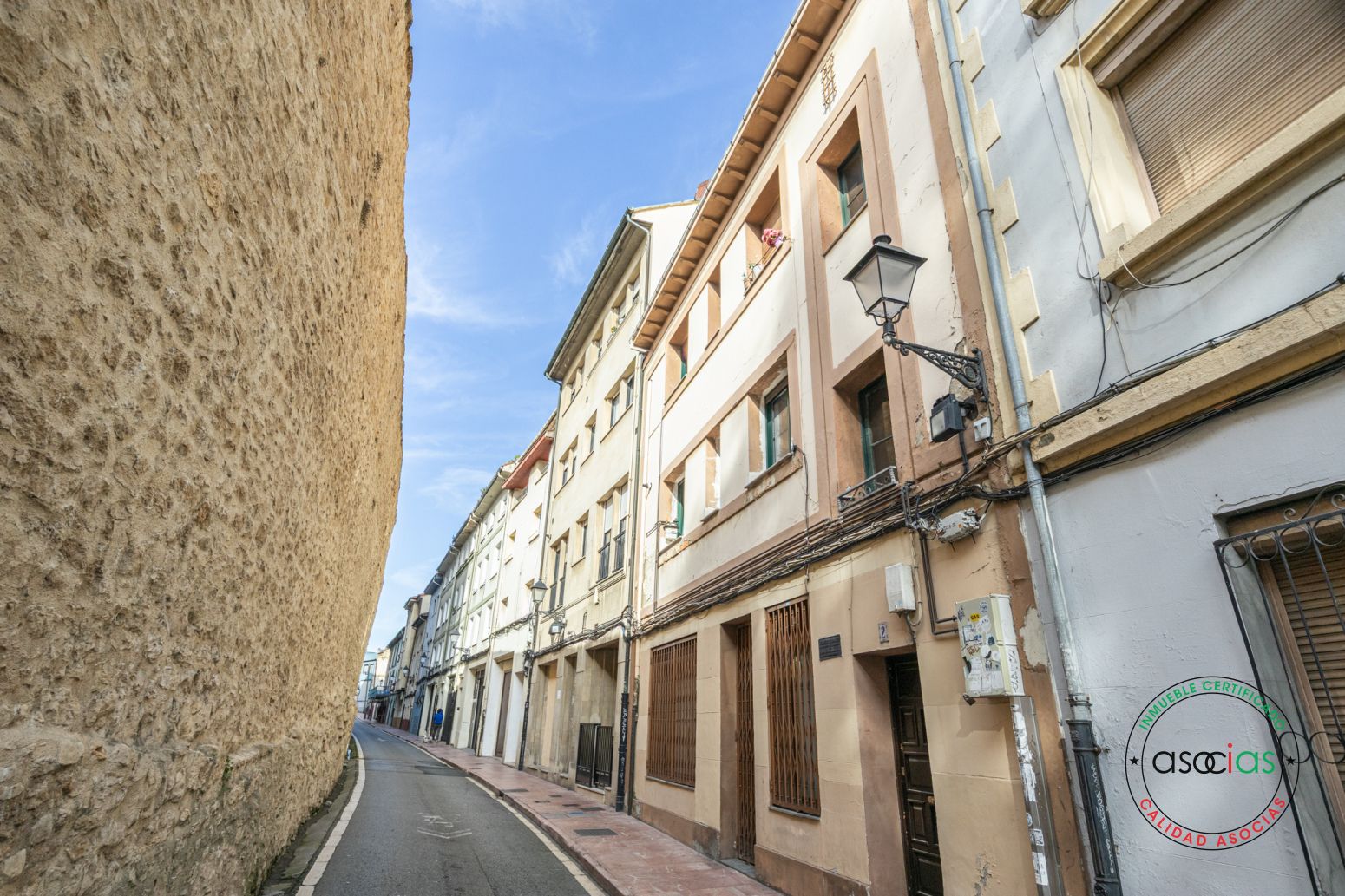 Vista exterior de Pis en venda en Oviedo  amb Calefacció