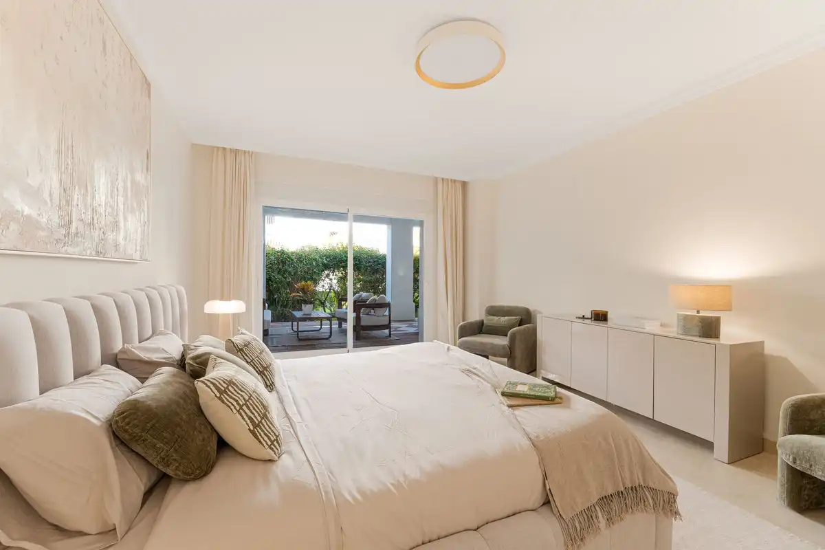 Schlafzimmer von Erdgeschoss zum Verkauf in Marbella mit Klimaanlage, Privatgarten und Terrasse
