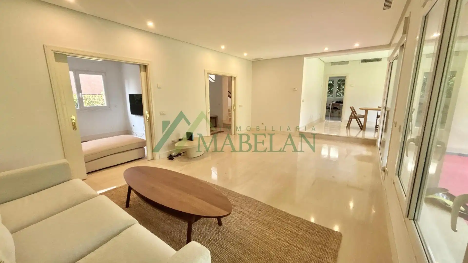 Wohnzimmer von Einfamilien-Reihenhaus zur Miete in Madrid mit Klimaanlage, Privatgarten und Terrasse