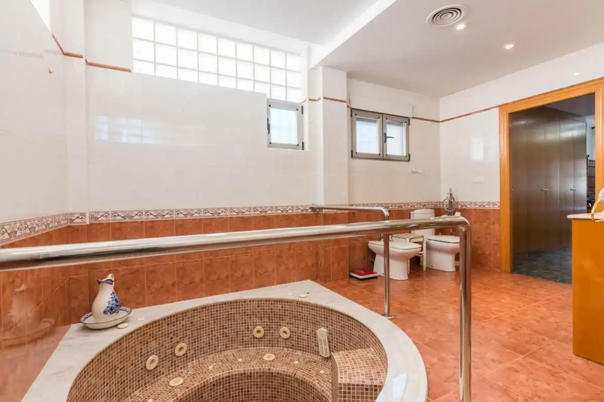 Bany de Casa o xalet en venda en Murcia amb Aire condicionat, Calefacció i Jardí privat