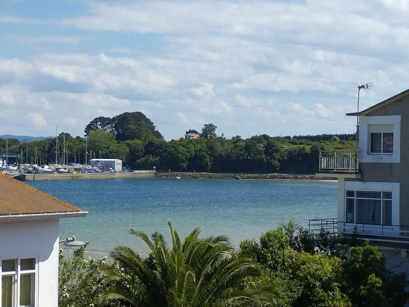 Einfamilien-Reihenhaus zum Verkauf in Ares mit Terrasse, Abstellraum und Möbliert