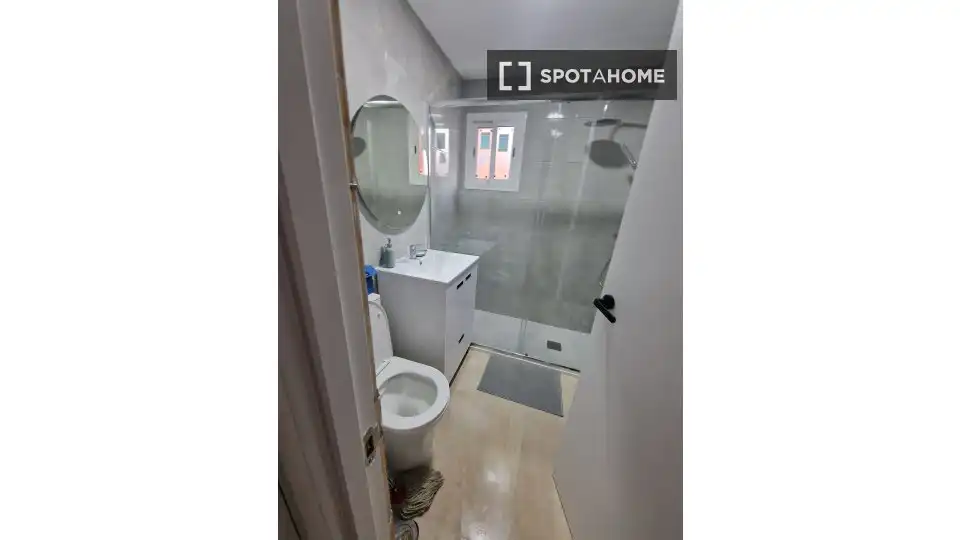 Bathroom of Flat for rent in Madrid  with Air Conditioner, Heating and Furnished
