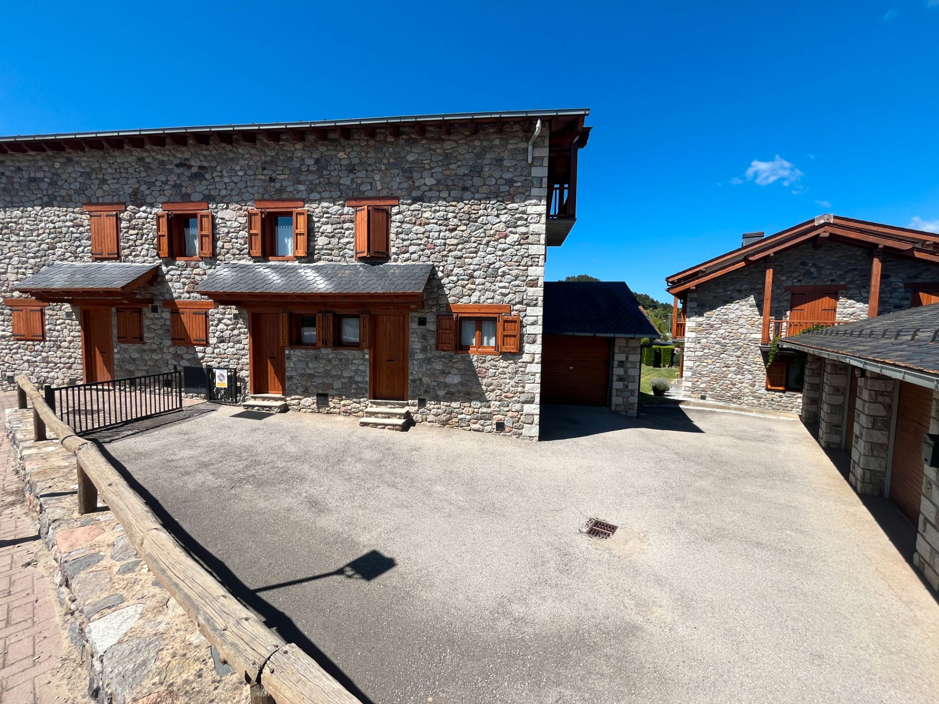 Vista exterior de Casa adosada en venta en Bellver de Cerdanya con Calefacción, Jardín privado y Parquet