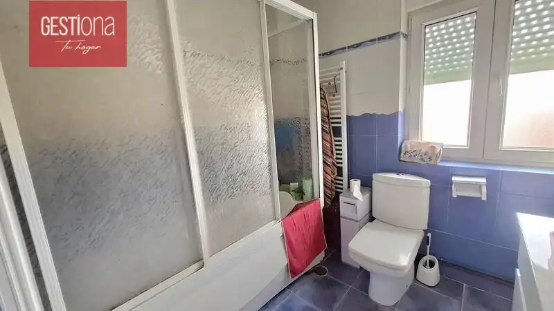 Baño de Apartamento en venta en Bárcena de Cicero con Calefacción, Terraza y Balcón
