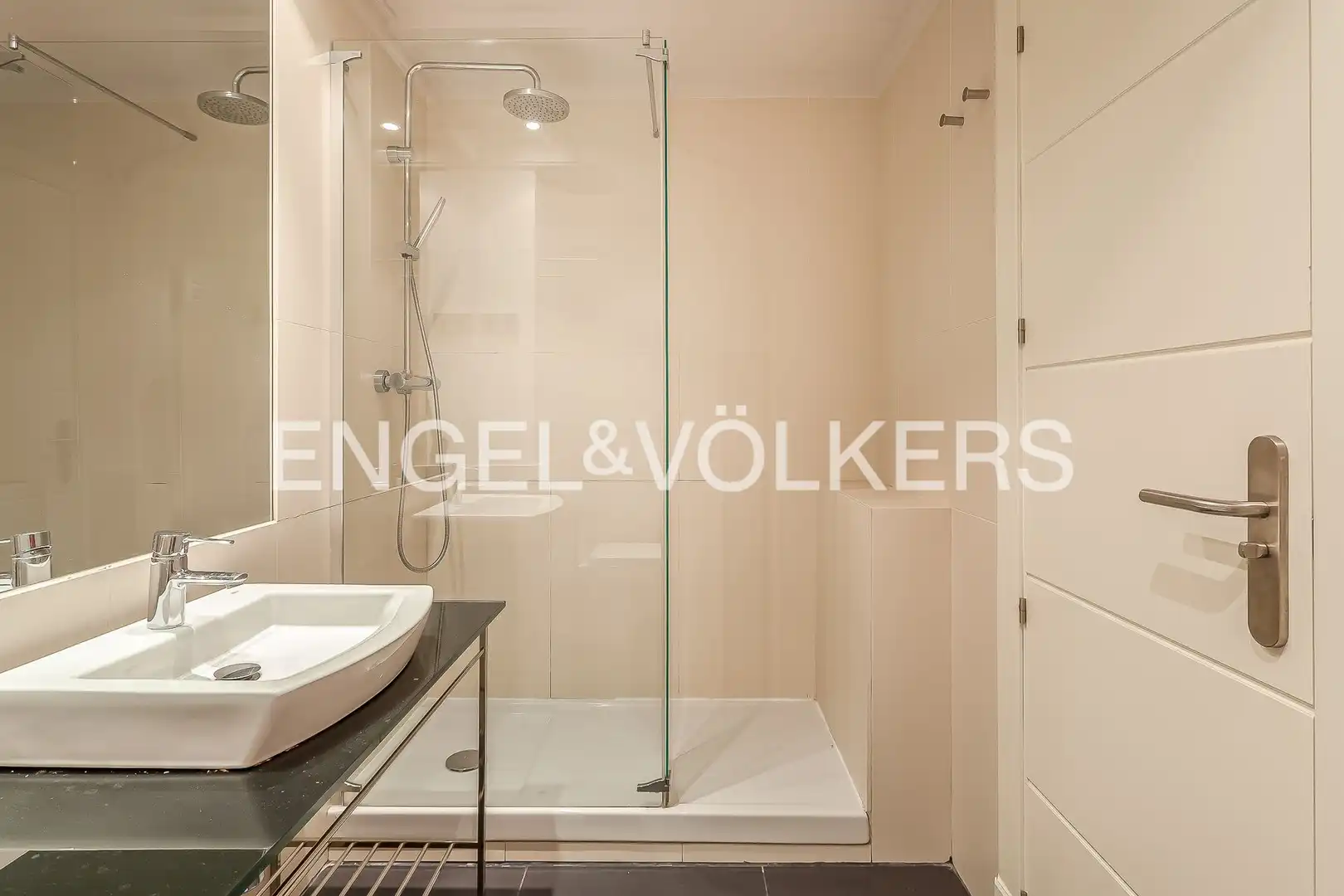 Badezimmer von Wohnung zur Miete in Madrid mit Klimaanlage, Heizung und Balkon