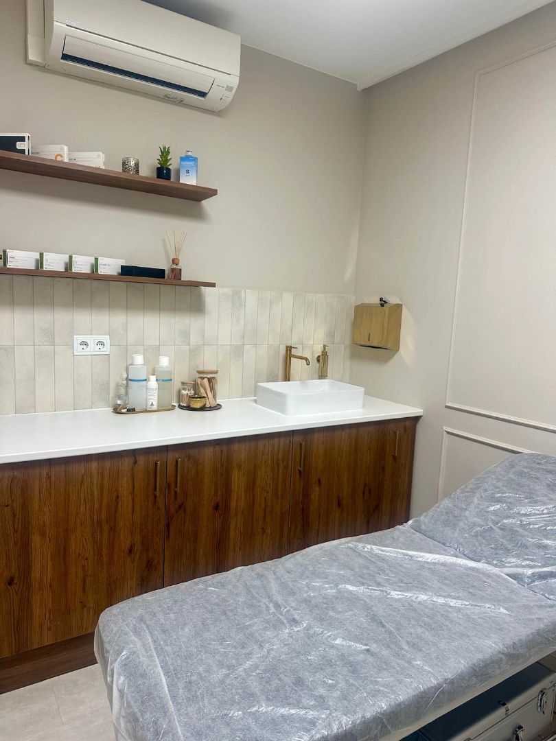 Baño de Local en traspaso en Cornellà de Llobregat con Aire acondicionado, Parquet y Amueblado