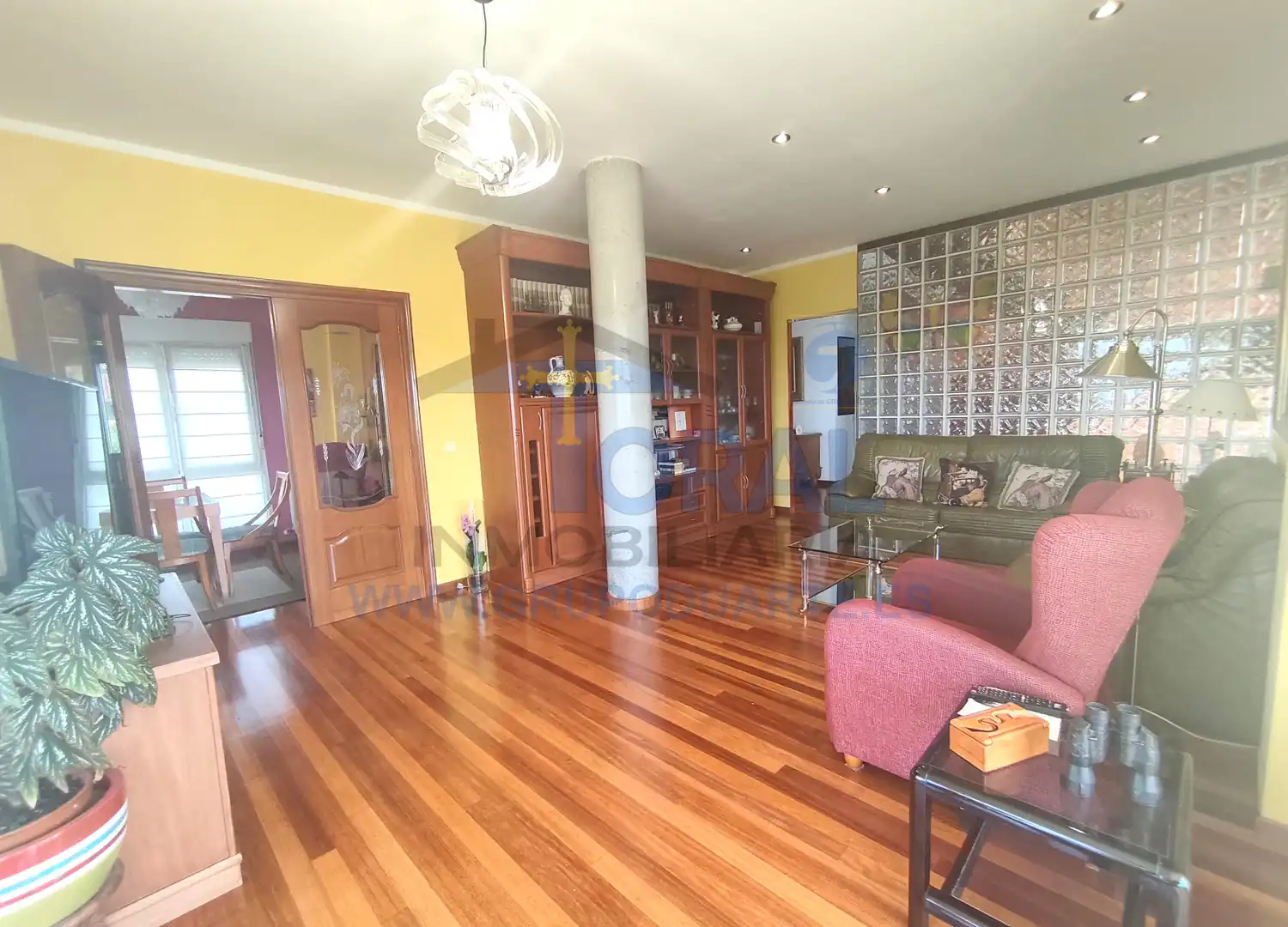 Sala d'estar de Casa o xalet en venda en Siero amb Calefacció, Jardí privat i Parquet
