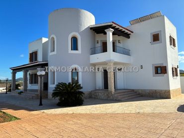 Chalet con piscina en venta en Carrer de Navarra 8
