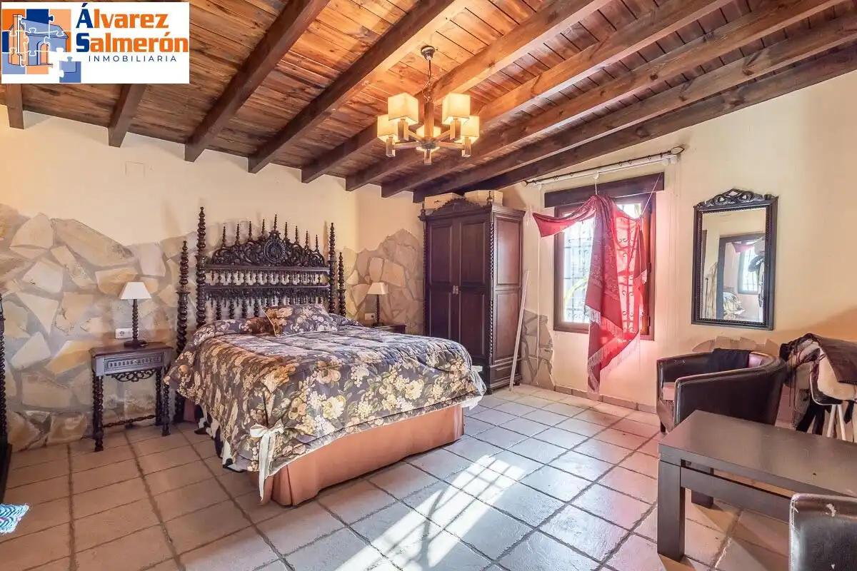 Dormitori de Casa o xalet en venda en La Zubia amb Jardí privat