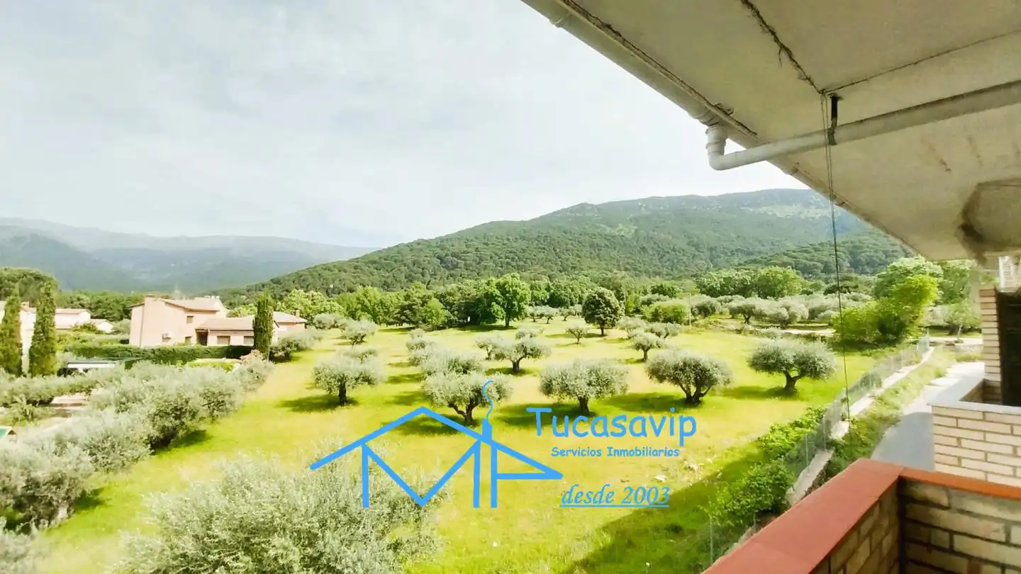 Jardín de Piso en venta en La Adrada  con Calefacción, Jardín privado y Terraza