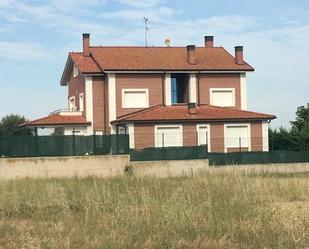 Vista exterior de Casa o xalet en venda en Santo Domingo de la Calzada amb Aire condicionat, Terrassa i Piscina