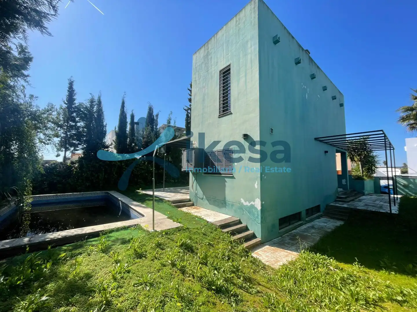 Vista exterior de Casa o xalet en venda en Espartinas amb Jardí privat, Piscina i Piscina comunitària