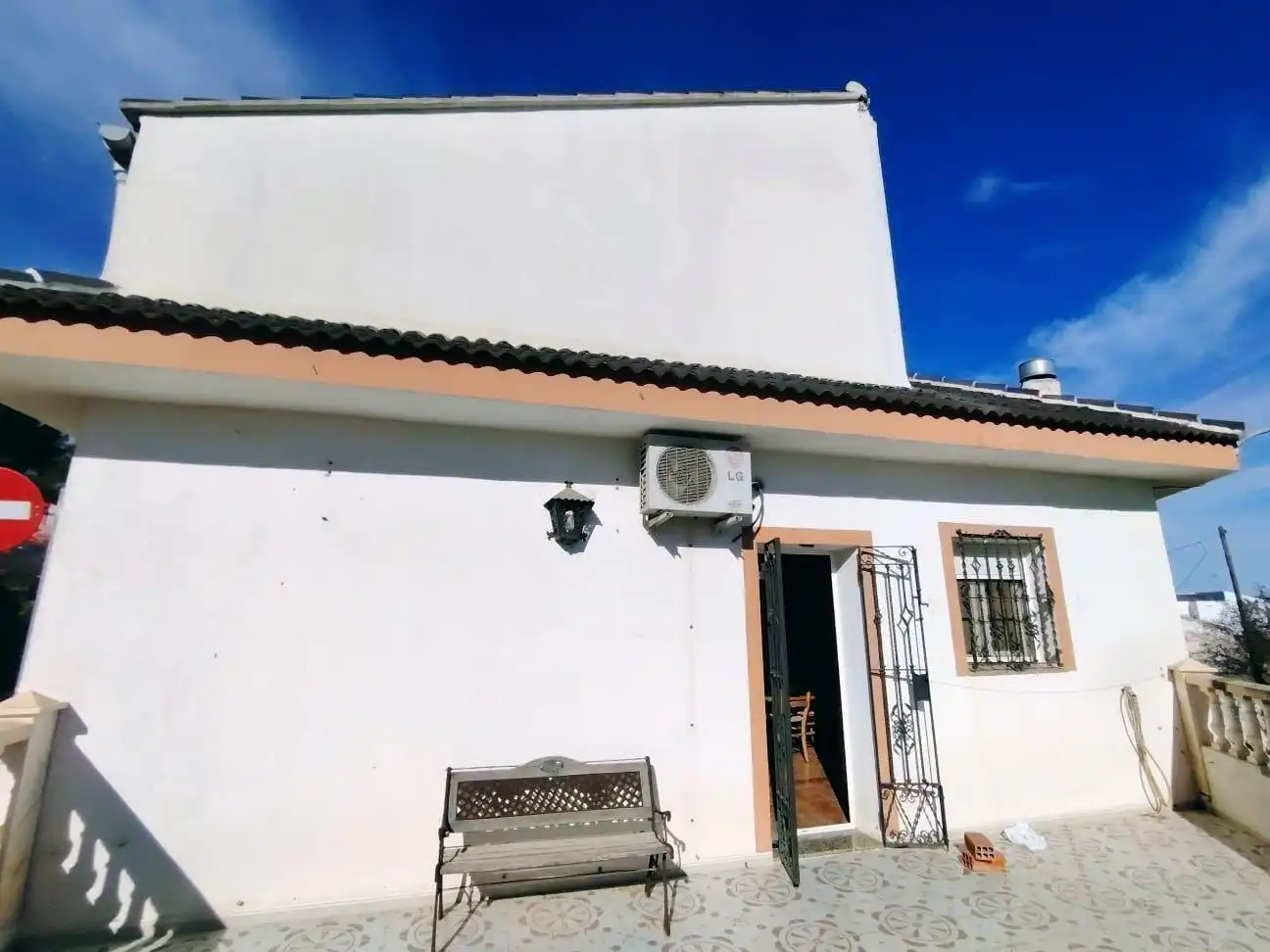 Vista exterior de Casa o xalet en venda en La Font de la Figuera amb Aire condicionat i Terrassa
