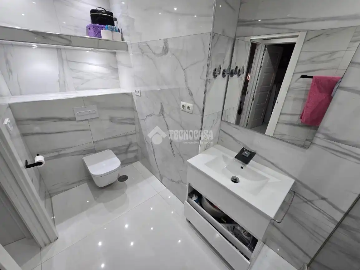 Bathroom of Flat for sale in Madrid  with Air Conditioner and Heating