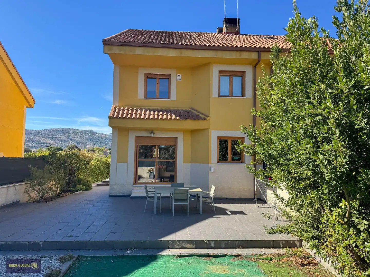 Vista exterior de Casa adosada en venta en Lozoyuela-Navas-Sieteiglesias con Calefacción, Jardín privado y Terraza