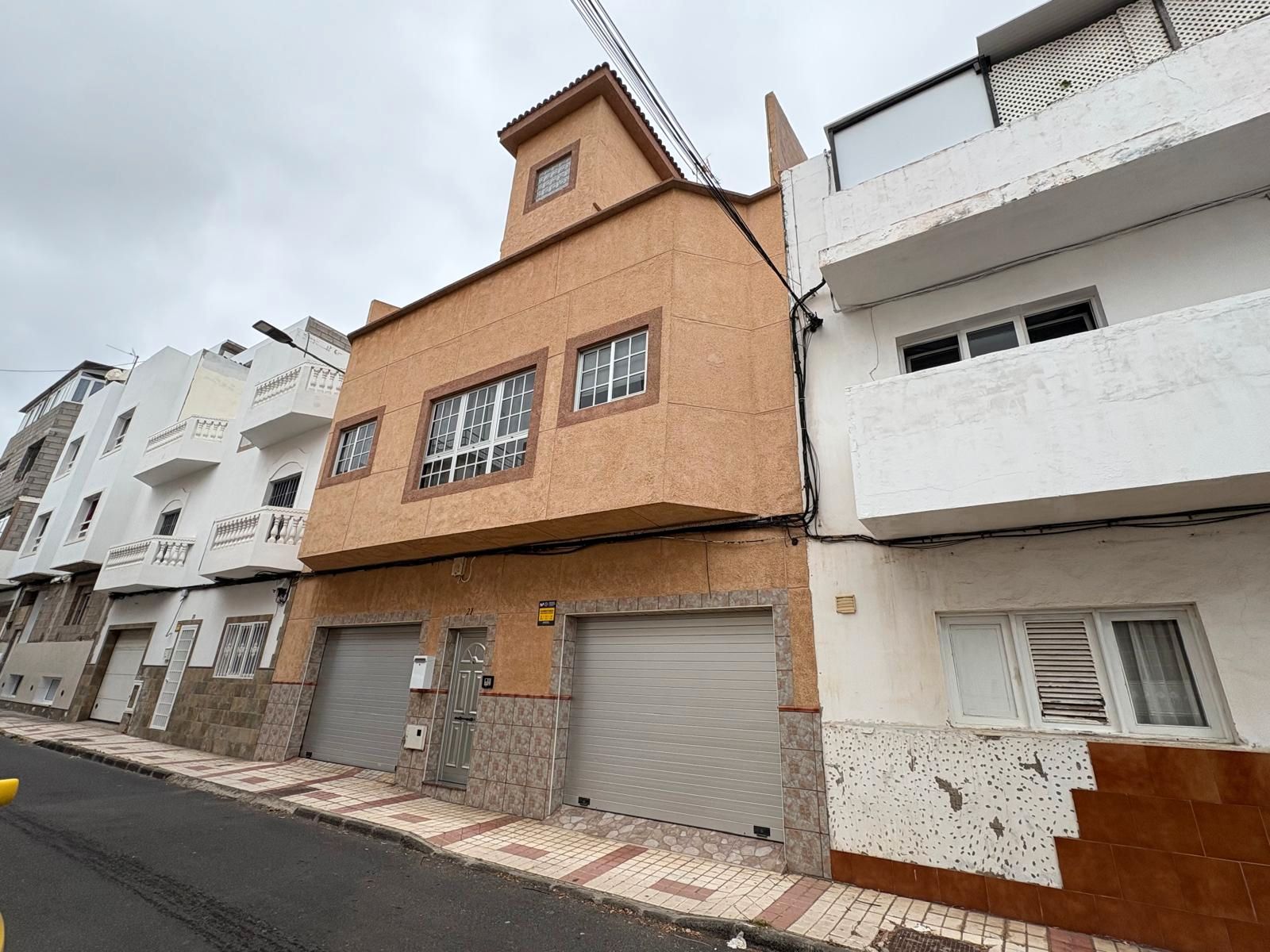Vista exterior de Casa adosada en venda en Las Palmas de Gran Canaria amb Terrassa, Traster i Balcó