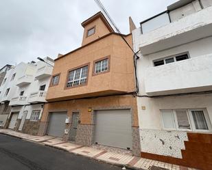 Vista exterior de Casa adosada en venda en Las Palmas de Gran Canaria amb Terrassa, Traster i Balcó