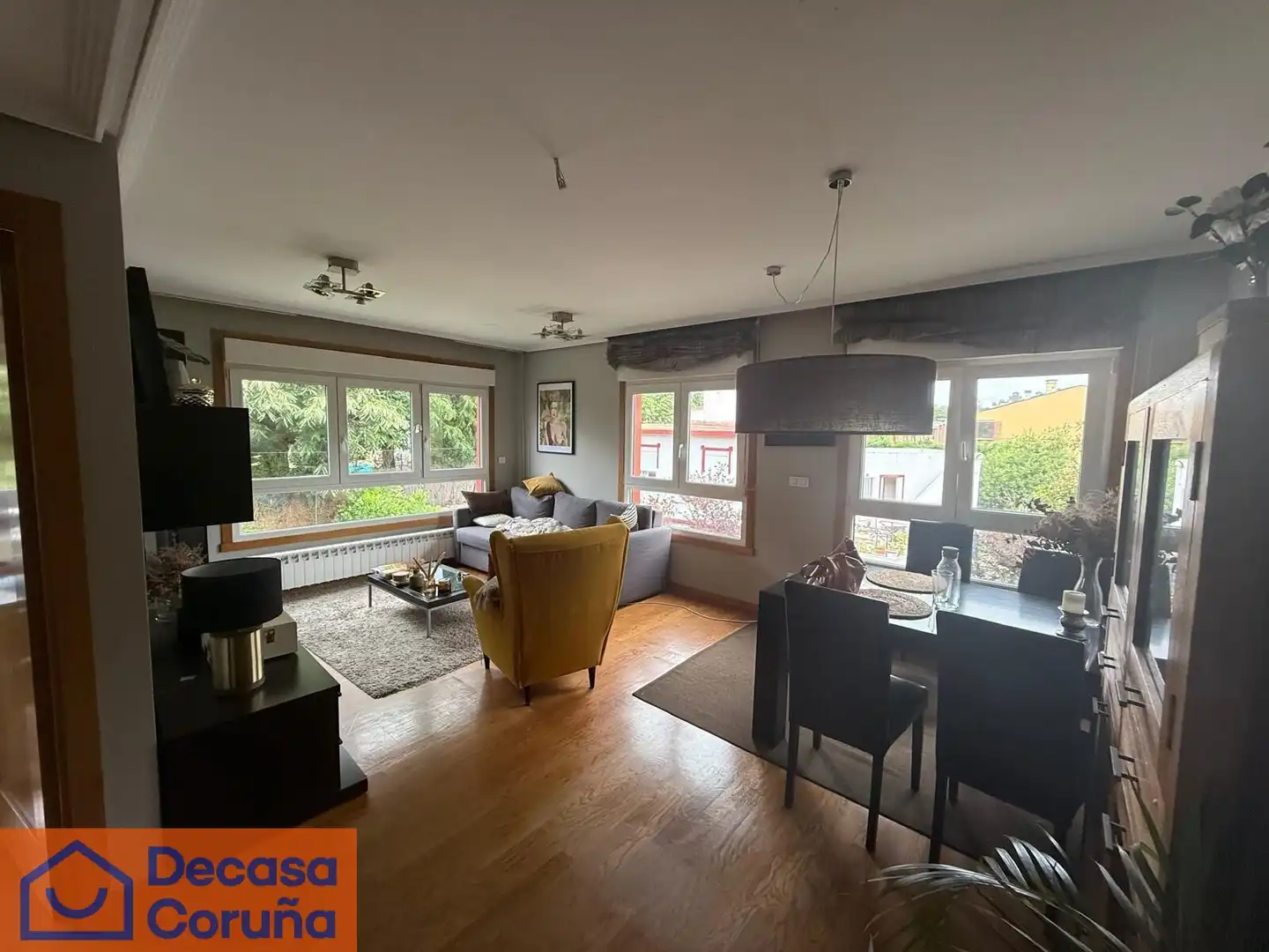 Sala de estar de Ático en venta en Oleiros con Calefacción, Parquet y Trastero