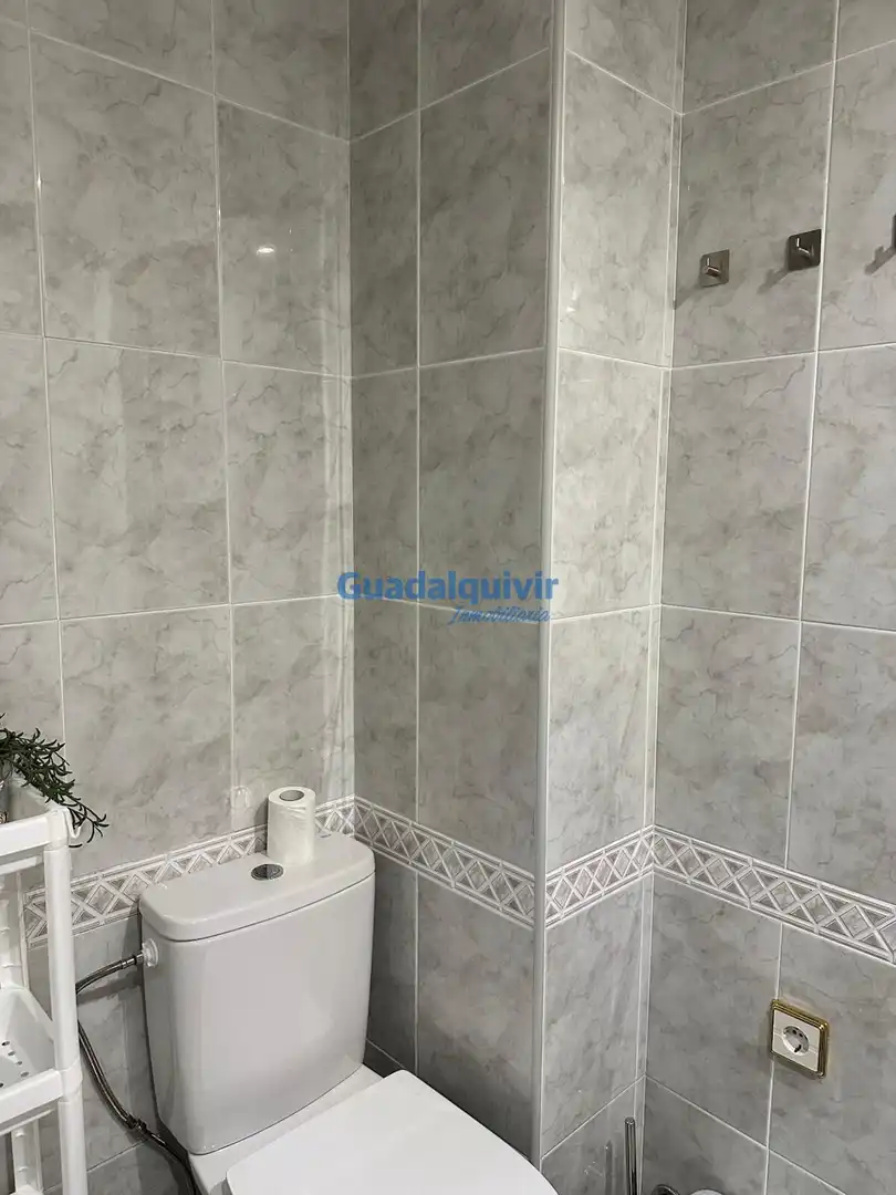 Badezimmer von Wohnung zur Miete in Sevilla mit Klimaanlage, Heizung und Terrasse