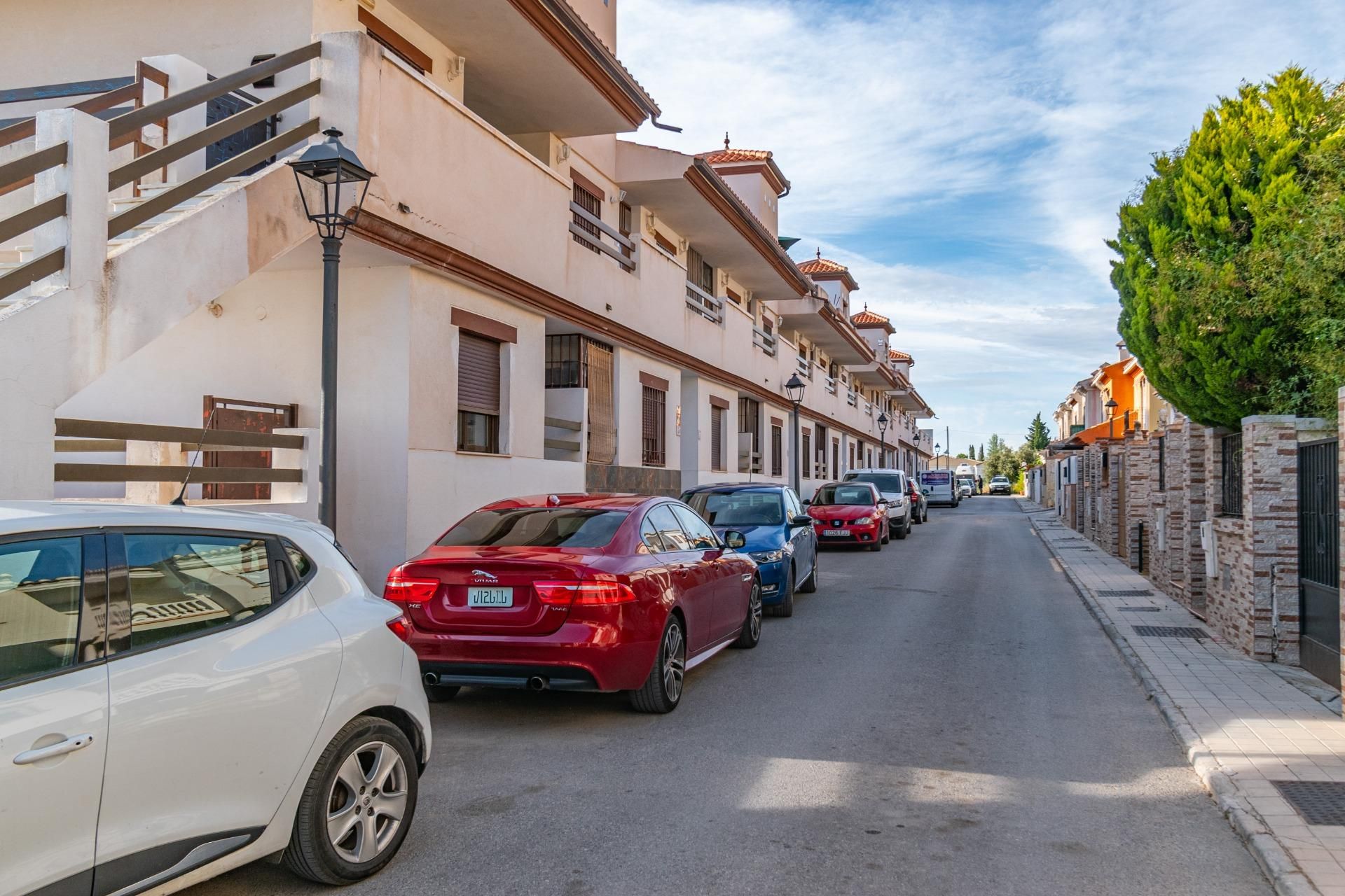 Vista exterior de Apartament en venda en Cogollos de la Vega amb Terrassa, Traster i Piscina comunitària