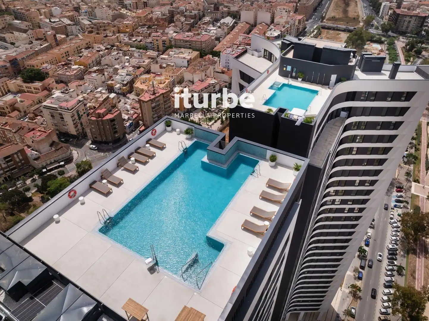Vista exterior de Pis en venda en Málaga amb Traster, Piscina i Piscina comunitària