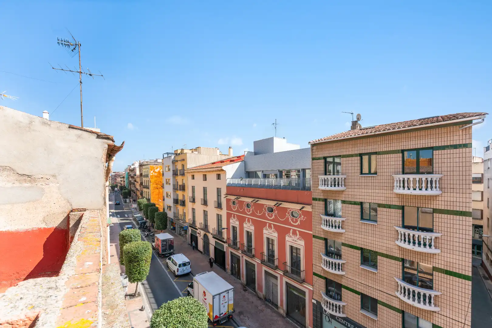 Vista exterior de Casa adosada en venda en Reus amb Terrassa i Balcó