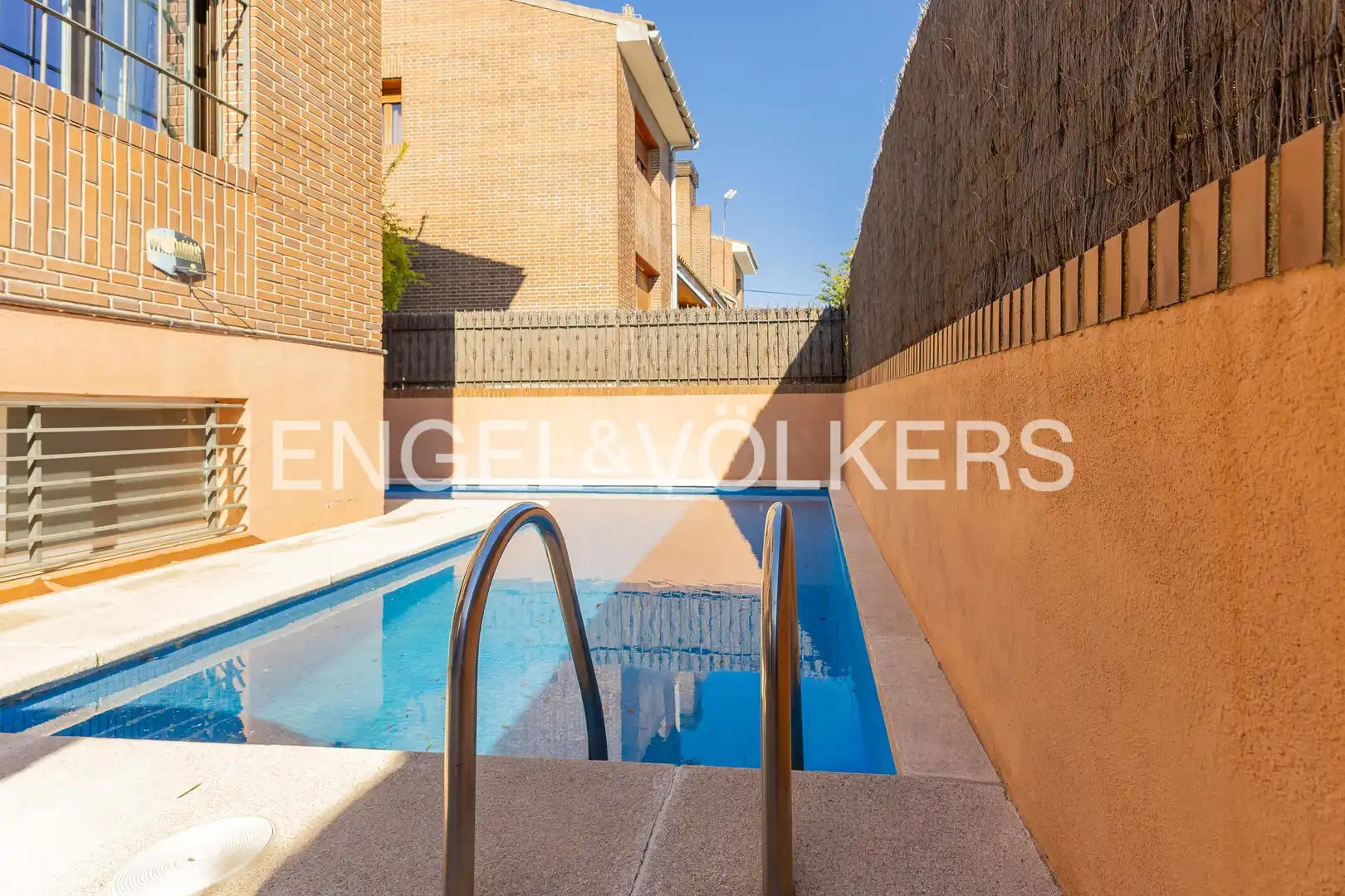 Piscina de Casa adosada en venda en Las Rozas de Madrid amb Aire condicionat, Calefacció i Jardí privat