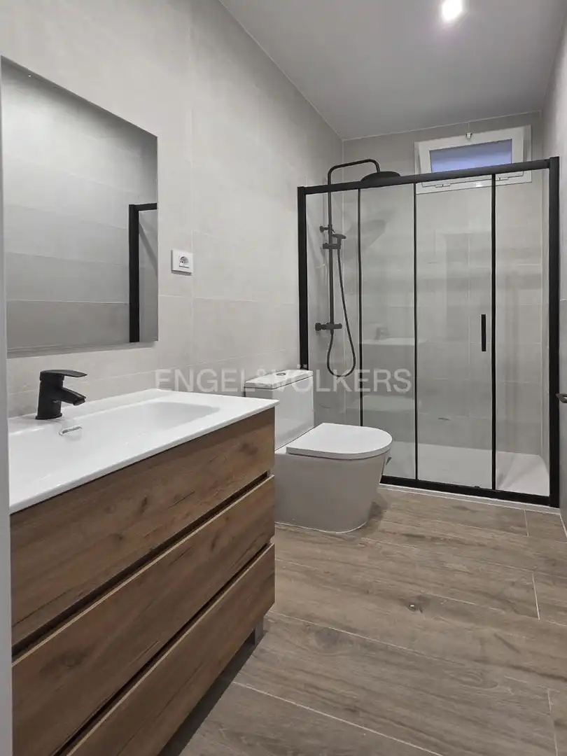 Badezimmer von Wohnung zur Miete in Madrid mit Heizung, Parkett und Möbliert