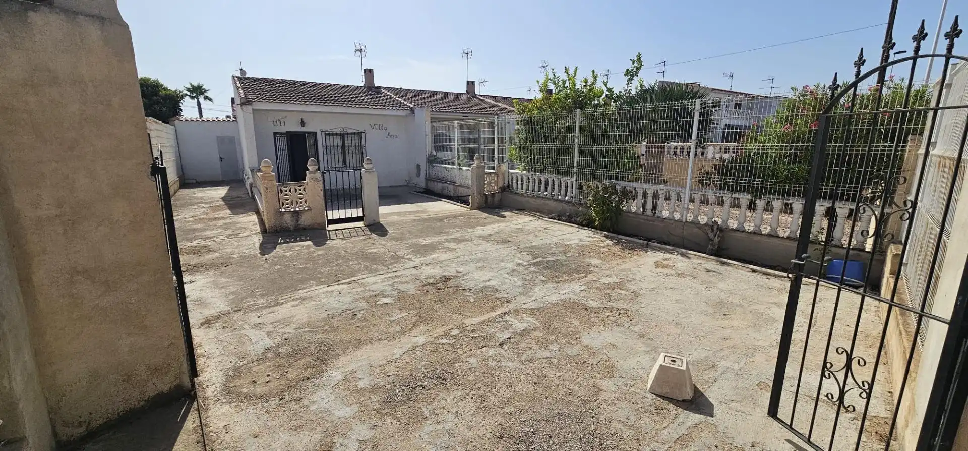 Vista exterior de Casa adosada en venta en Torrevieja con Jardín privado, Trastero y Amueblado