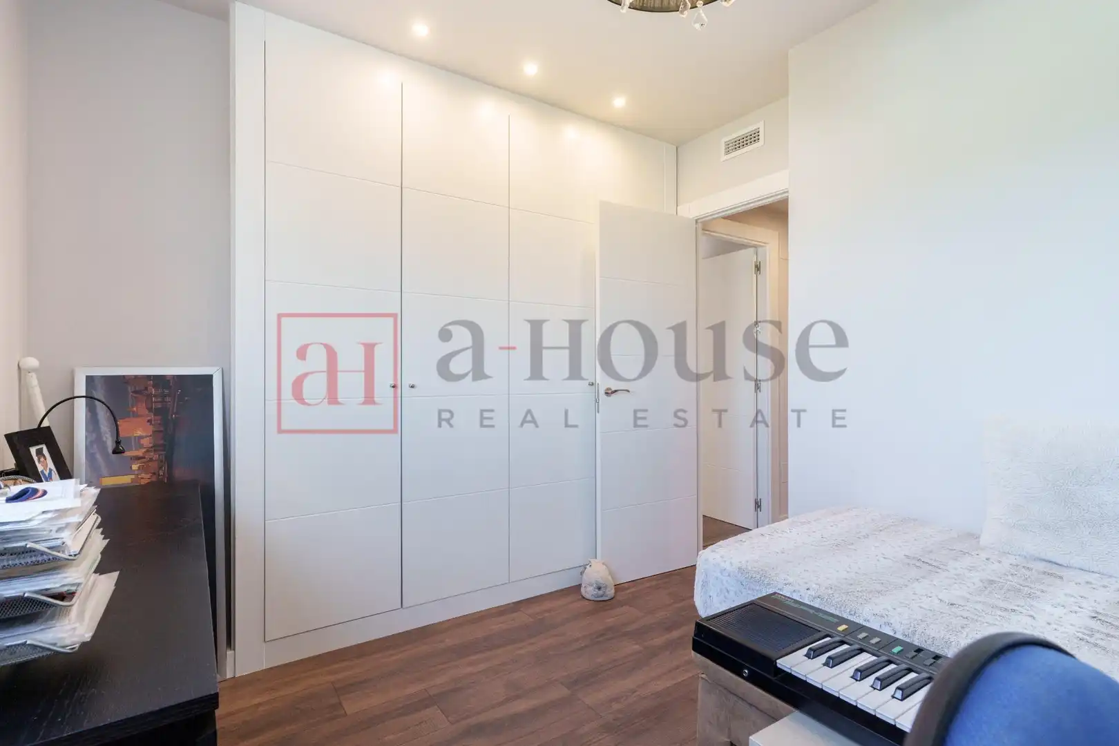 Habitación de Casa adosada en venta en Boadilla del Monte con Aire acondicionado, Calefacción y Jardín privado