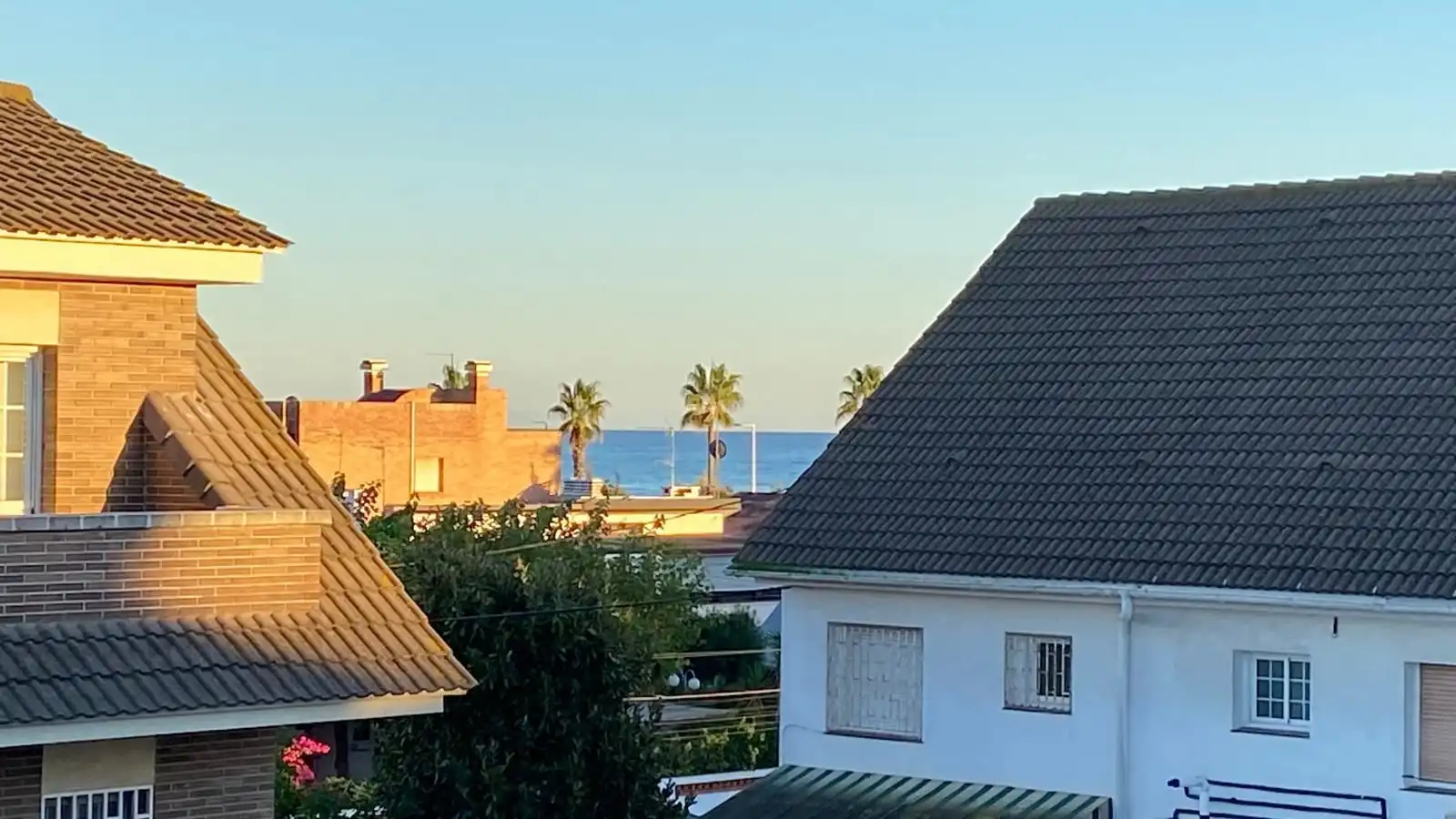 Vista exterior de Casa adosada en venda en Castelldefels amb Calefacció, Jardí privat i Terrassa