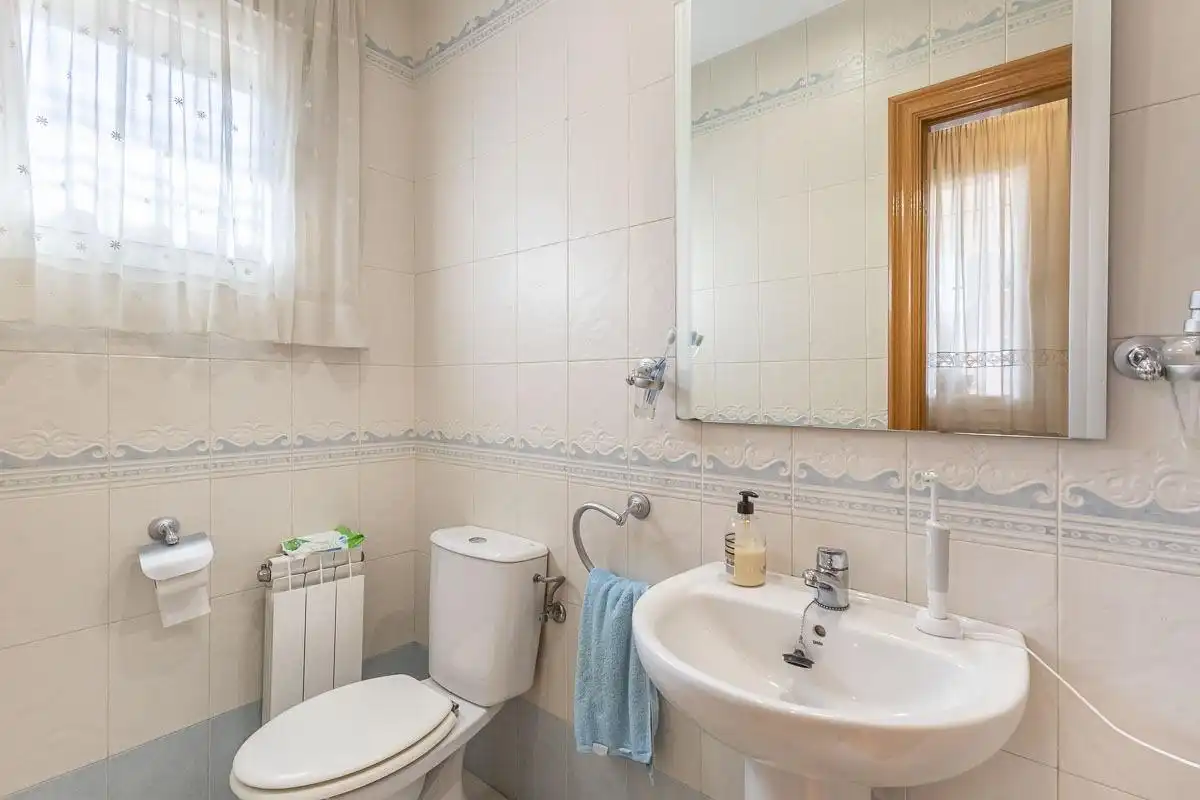 Baño de Casa adosada en venta en Granada con Calefacción, Jardín privado y Terraza