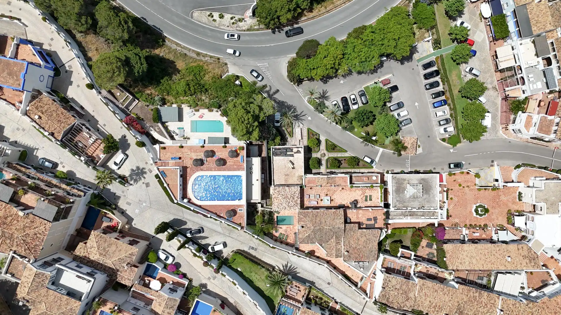 Vista exterior de Casa adosada en venda en Benahavís amb Calefacció, Terrassa i Piscina comunitària