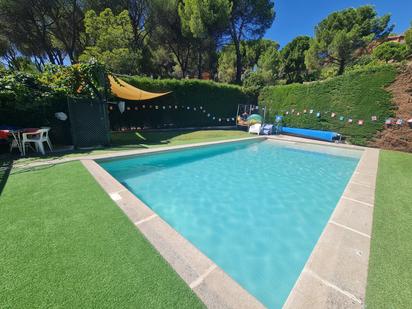 Piscina de Casa o xalet en venda en San Martín de Valdeiglesias amb Calefacció, Jardí privat i Terrassa