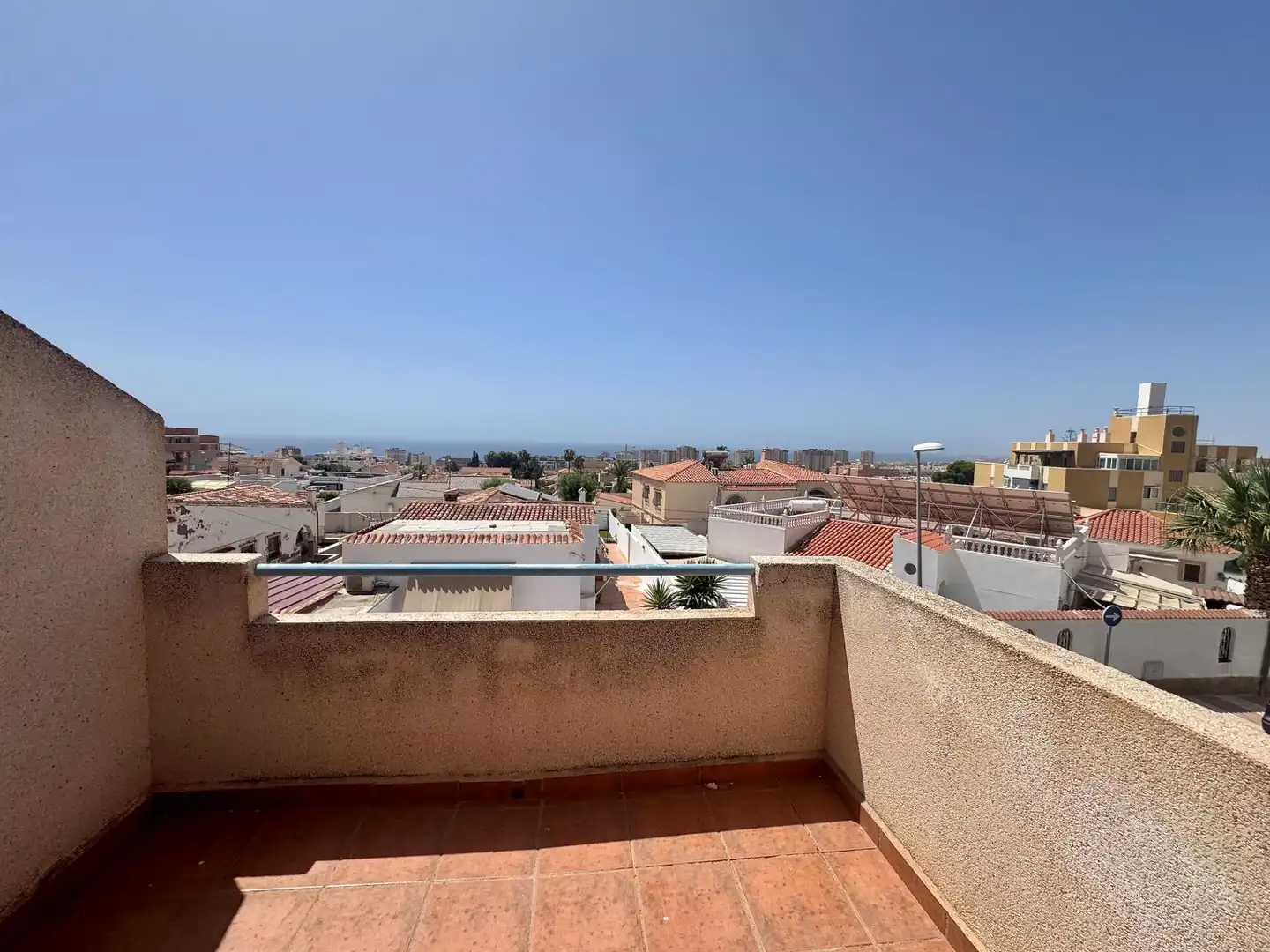 Vista exterior de Casa adosada en venda en Roquetas de Mar amb Terrassa i Piscina comunitària