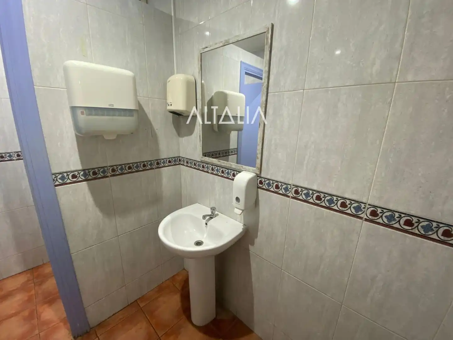 Baño de Local en venta en Cuenca con Aire acondicionado