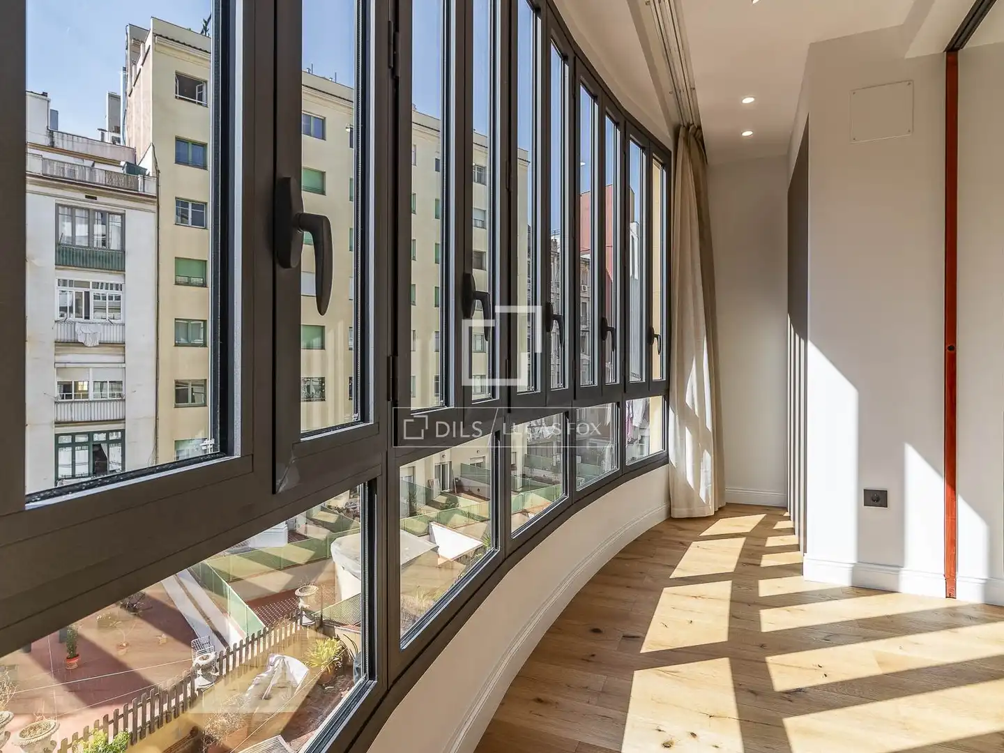 Vista exterior de Pis en venda en Barcelona amb Aire condicionat, Parquet i Balcó