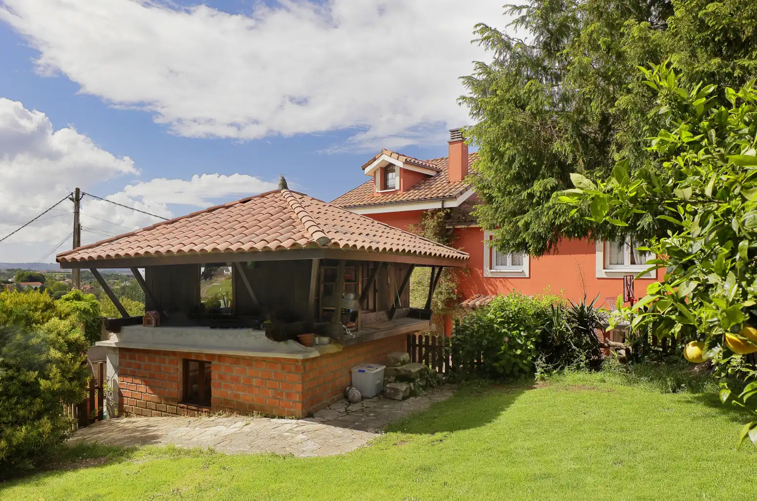 Vista exterior de Casa o xalet en venda en Gijón  amb Calefacció, Jardí privat i Parquet