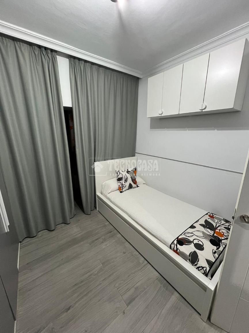 Bedroom of Flat for sale in  Sevilla Capital  with Air Conditioner