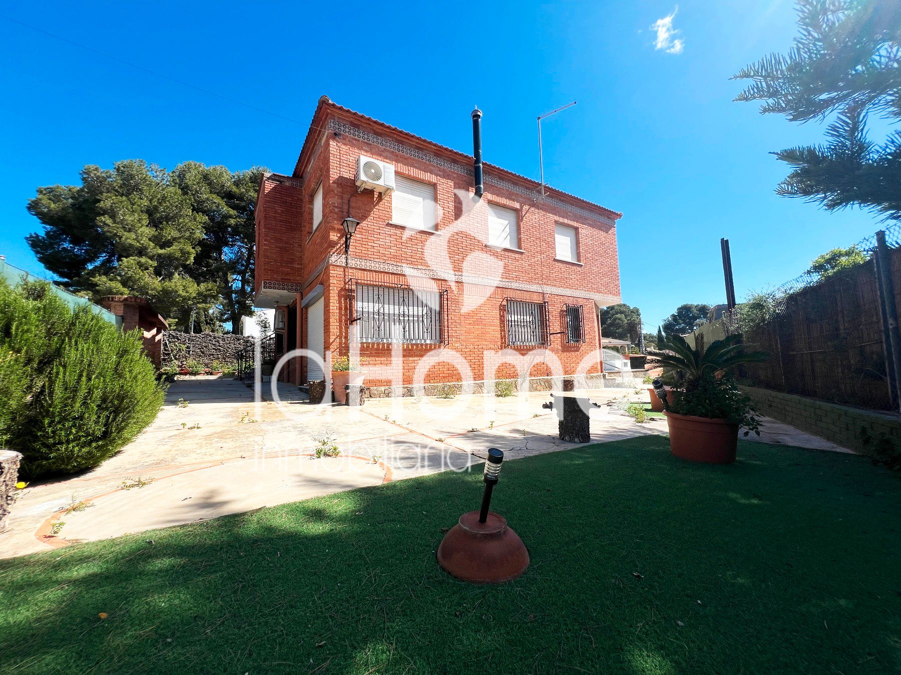 Vista exterior de Casa o xalet en venda en Paterna amb Aire condicionat, Jardí privat i Terrassa